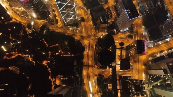 Vue de nuit de l'île de Hong Kong. Des actions. gratte-ciel dans le centre d'affaires de Hong Kong. Hong Kong est une destination touristique populaire de l'Asie — Photo