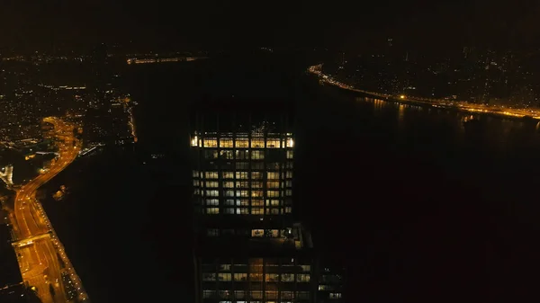 Widok z góry wieżowiec w Hongkongu, w nocy. Magazynie. Piękny widok wysoki wieżowiec w centralnej dzielnicy biznesowej w mieście Hongkong — Zdjęcie stockowe