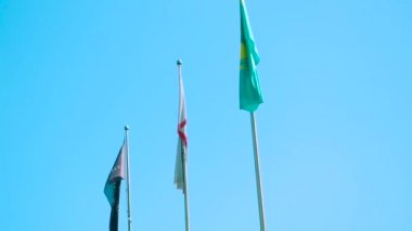 Gökyüzü arka plan üzerinde farklı ülkeden renkli bayraklar. Hisse senedi. Meydanında Avrupa ülkelerinin bayrakları