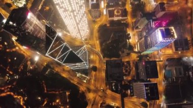 Hong Kong Adası gece manzarası. Hisse senedi. Gökdelenler içinde iş merkezi Hong Kong. Hong Kong Asya'nın popüler bir turistik yer