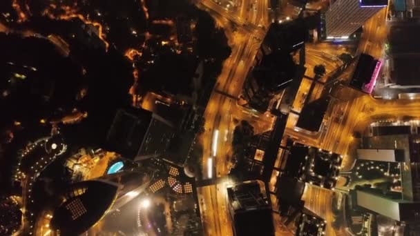 Vista notturna dell'isola di Hong Kong. Azioni. Grattacieli nel centro commerciale di Hong Kong. Hong Kong è una popolare destinazione turistica dell'Asia — Video Stock