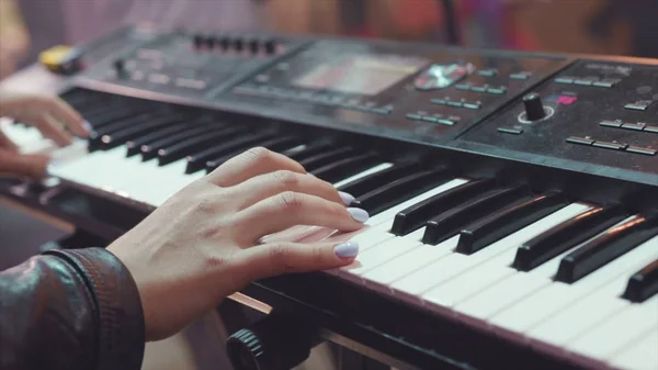 Midi キーボード シンセサイザー鍵盤。在庫があります。シンセサイザーを演奏する女性。音楽の楽器の背景、音楽のコンセプト — ストック写真