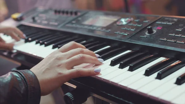 Teclas de piano sintetizador de teclado MIDI. Estoque. Mulher a tocar o sintetizador. Um fundo de instrumento de música, conceito de música — Fotografia de Stock