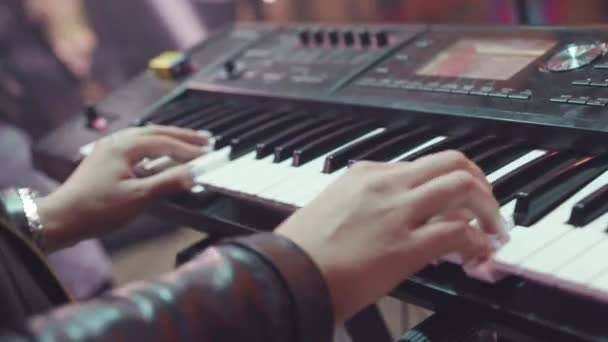 Teclas de piano sintetizador de teclado MIDI. Estoque. Mulher a tocar o sintetizador. Um fundo de instrumento de música, conceito de música — Vídeo de Stock