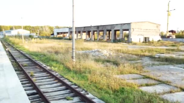 Serbatoi ferroviari industriali con prodotti petroliferi. Azioni. Ferrovia in produzione — Video Stock