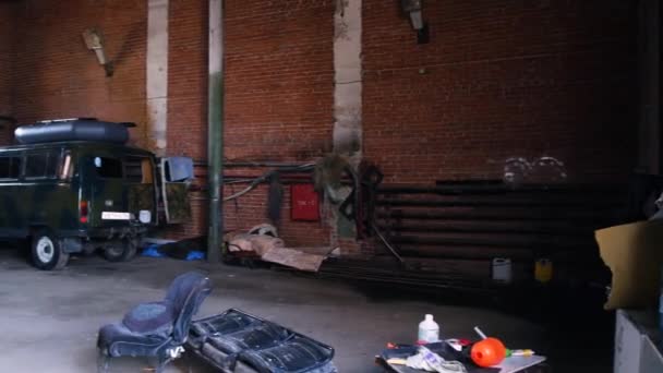 Antiguo garaje de ladrillo en el interior. Acciones. Gran garaje de producción — Vídeos de Stock