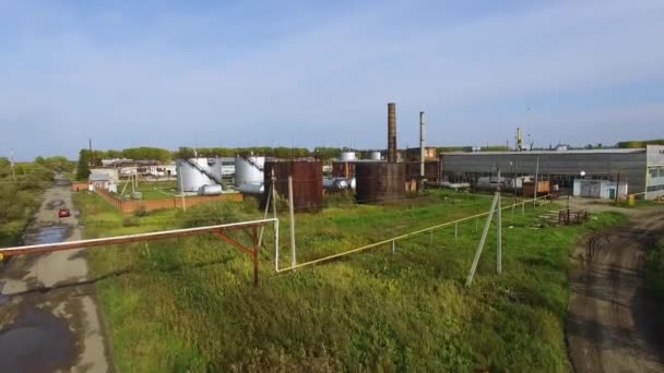 Letecký pohled na bílé skladovací nádrž v závodě rafinérie ropy. V UK. Pohled shora bílý průmyslové nádrže na benzín a olej. Pohled shora tankoviště — Stock video