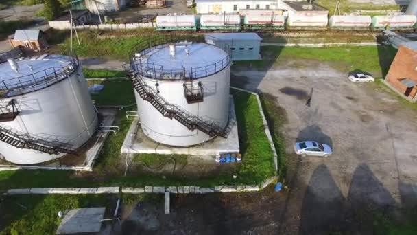 Bovenaanzicht van de olietank. Voorraad. Olie-opslagtank in petrochemische raffinaderij industrie fabriek in aardolie en zware fabrieksinstallaties — Stockvideo