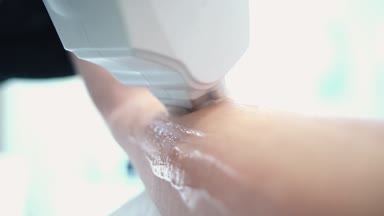 Elektrik epilatör aygıt. Hisse senedi. Kolundaki epilasyon cihazı. Saç çıkarma yordamı yandan salon de.