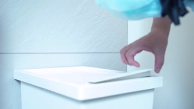 Tek kullanımlık lateks eldiven çöpe atmadan sağlık uzmanı. Hisse senedi. Hastanede çanta içinde bulaşıcı atıklar