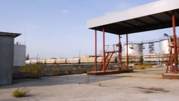 Ölpumpen im Öllager. Aktien. altes Tanklager an einem sonnigen Tag. Kraftstoffindustriekonzept — Stockvideo