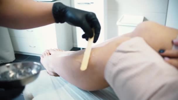 Étaler Cire Sur Les Jambes Pour Épilation Des Actions Jeune — Video