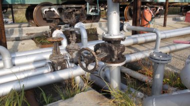 Bir yapı sanayi bölgesi eski yakıt transferi vanaları. Hisse senedi. Eski yakıt Vana tank Çiftliği'nde