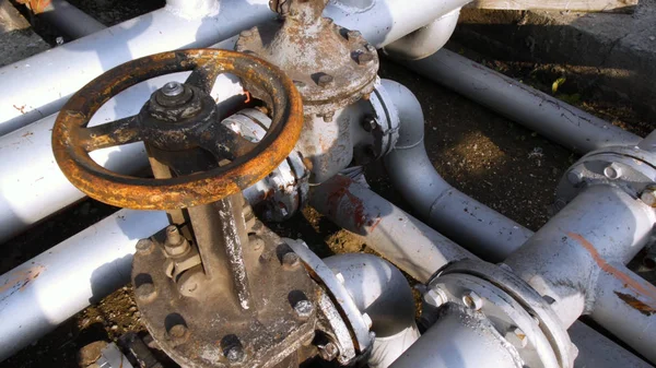 Bir yapı sanayi bölgesi eski yakıt transferi vanaları. Hisse senedi. Eski yakıt Vana tank Çiftliği'nde