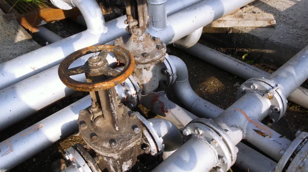 Bir yapı sanayi bölgesi eski yakıt transferi vanaları. Hisse senedi. Eski yakıt Vana tank Çiftliği'nde