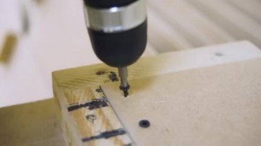 Tornavida vidaları ahşap bir masaya. Hisse senedi. Tornavida vidayı spin