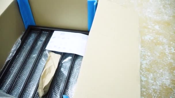 Meubels verpakt in een doos. Voorraad. De productie van de meubels. Verpakking van meubelonderdelen in afwachting van transport in magazijn meubilair — Stockvideo