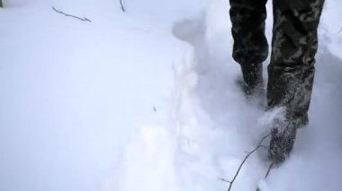 Eylem soğuk koşullarda. Küçük. Ormanda bir yerlerde Kuzey Kutup Dairesi üzerinde çalışan asker