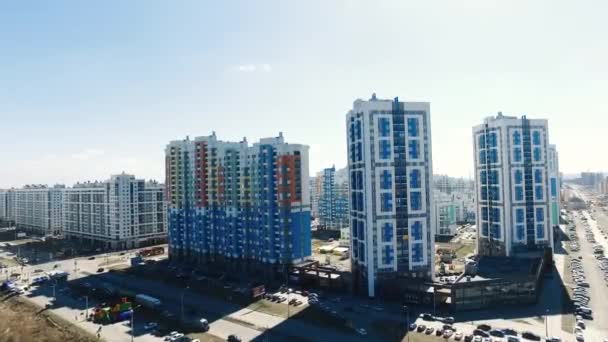 新しい住宅のアパート。映像。新しい建物とモダンな住宅団地 — ストック動画