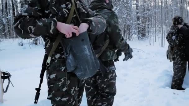 小组特种部队武器在冷的森林。剪辑。冬天在森林里锻炼的士兵。冬季战争与军事理念 — 图库视频影像