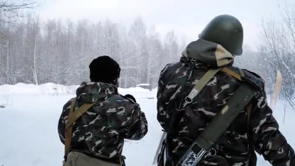 Gruppe von Waffen der Spezialeinheiten im kalten Wald. Clip. Soldaten bei Übungen im Wald im Winter. Winterkrieg und militärisches Konzept — Stockvideo