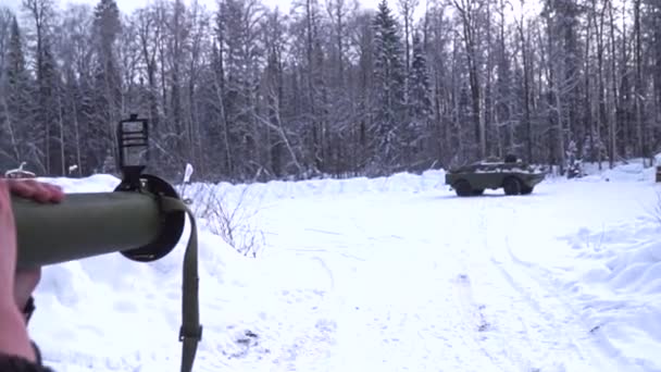 Soldat schießt Granatwerfer ab. Clip. militärische Ausbildung, Krieg führen, große Geschütze abfeuern. Silhouette eines Soldaten mit Waffen — Stockvideo