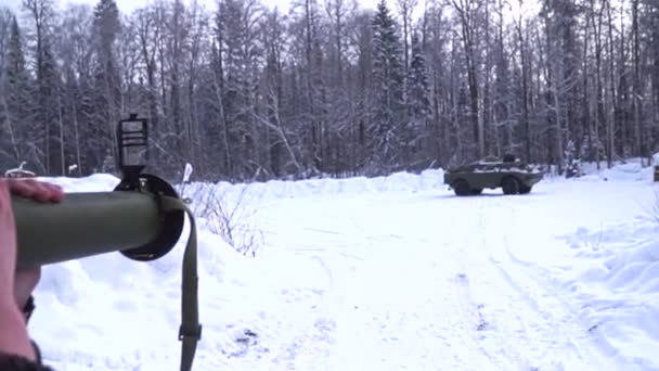 Un soldat tire sur un lance-grenades. Clip. Entraînement militaire, guerre, tir de gros canons. Silhouette de soldat militaire avec des armes — Video