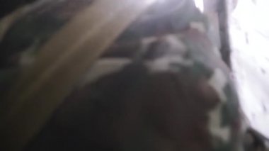 Askeri tatbikatlar kışın ormandaki gaz maskeli. Küçük. Vahşi eğitim amaçlı askeri operasyonların yürütülmesi