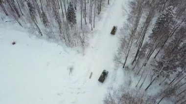Askeri zırhlı personel taşıyıcı askeri tatbikatlar sırasında ormanda. Küçük. Askeri zırhlı personel taşıyıcıları kış ormanında üstten görünüm