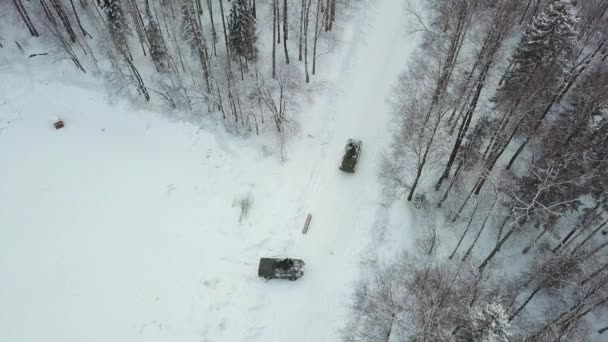 Katonai páncélozott fuvarozók az erdőben, közben katonai gyakorlatok. Klip. Felülnézet katonai páncélozott fuvarozók az erdő télen — Stock videók