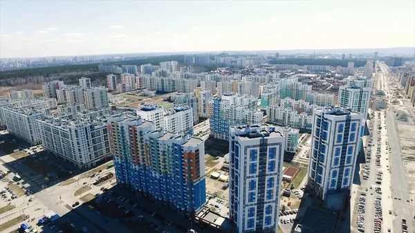 Flatgebouw in een nieuwe wooncomplex. Beeldmateriaal. Modern wooncomplex met nieuwe gebouwen — Stockfoto