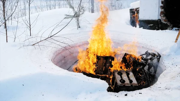 Im Winter brennt es in der Natur. Clip. Mann verbrennt alte Sachen im Wald Konzept des Abschieds von der Vergangenheit — Stockfoto