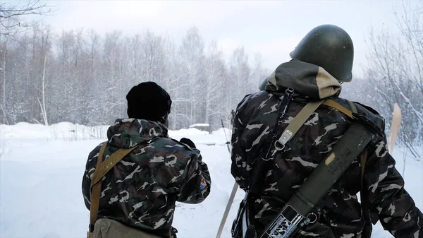 차가운 숲에 특수 부 대 무기의 그룹입니다. 클립입니다. 겨울에서 숲에서 연습에 군인. 겨울 전쟁 및 군사 개념 — 스톡 사진