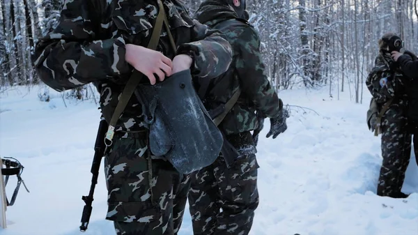 Grupo de armas de fuerzas especiales en el bosque frío. Clip. Soldados en ejercicios en el bosque en el invierno. Guerra de invierno y concepto militar — Foto de Stock
