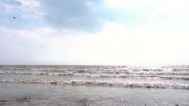 Küçük dalga sonları sahilde. Görüntüleri. Sonbaharda denizin dalgaları. Ağır çekim