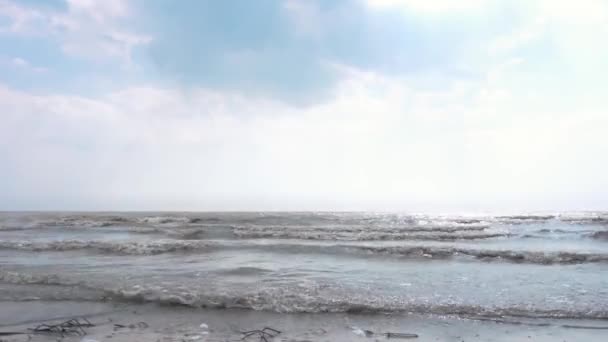 Costa del mar Báltico en el soleado día de otoño. Filmación. Vista de las olas del mar en otoño — Vídeo de stock