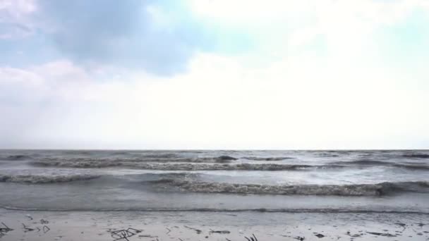 Ostseeküste an einem sonnigen Herbsttag. Filmmaterial. Blick auf die Meereswellen im Herbst — Stockvideo