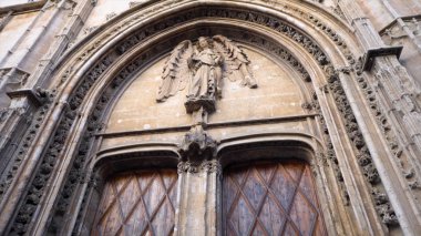 Heykeller ve antika sanatsal kabartmaları kapıları üzerinde. Hisse senedi. Yerler ve anıtlar Ortaçağ Avrupa'nın. Giriş heykeli ile Katolik Katedrali büyük kapıları ile. Rönesans ve Barok tarzı.