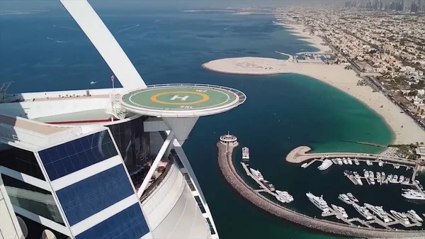 Dubaï, Émirats arabes unis - 25 mai 2018 : Vue aérienne de l'hôtel de luxe Burj Al Arab sur la côte du golfe Persique par temps clair et ensoleillé. Des actions. Dubaï littoral de l'air . — Photo