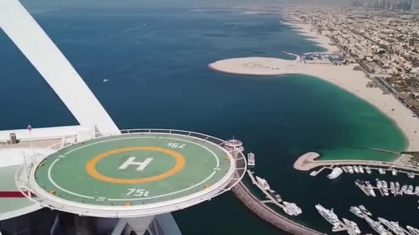 Dubaj, ZEA - 25 maja 2018: Widok z lotu ptaka Burj Al Arab luksusowy hotel na wybrzeżu Perskiej na jasny słoneczny dzień. Magazynie. Wybrzeże Dubaju z powietrza. — Wideo stockowe
