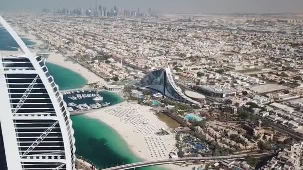 Dubai, Emiratos Árabes Unidos - 25 de mayo de 2018: Vista aérea del hotel de lujo Burj Al Arab en la costa del Golfo Pérsico en un claro día soleado. Acciones. Dubai costa desde el aire . — Vídeos de Stock