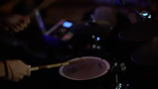 Close-up of drum plate hi hat and a drummer playing on drums. Stock. Drummer Playing Drum — Stock Photo, Image