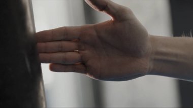 Adam duruş muhafız karate tarzı, palm tarafından eylem kapatın. Hisse senedi. Savaş sanatı bulunduğu durdu adam