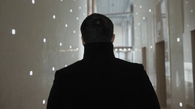 Arkadan görünüm modern ofis binası içinde yürüyüş iş adamı. Hisse senedi. İş Merkezi işadamı kalmak