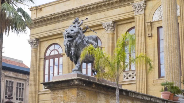 Estatua de león en la calle de la ciudad en Europa. Acciones. Escultura de piedra de un león con edificios en el fondo — Foto de Stock