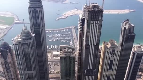 Vista aérea Rascacielos de la ciudad de Dubai una moderna metrópolis maravilla arquitectónica, Dubai, Emiratos Árabes Unidos. Acciones. Grandes torres futuristas y edificio de rascacielos moderno en el panorama urbano de la ciudad de Dubai en la parte superior impresionante — Vídeos de Stock