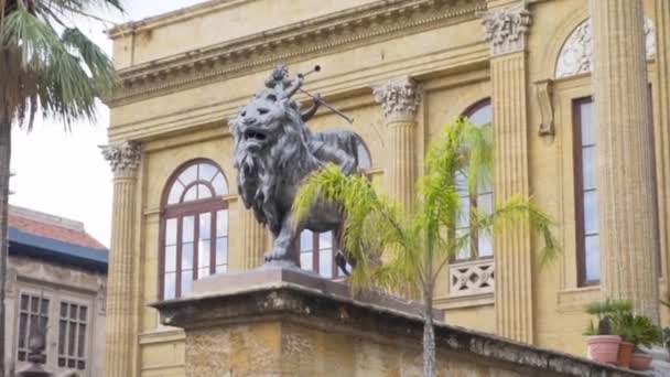 Estatua de león en la calle de la ciudad en Europa. Acciones. Escultura de piedra de un león con edificios en el fondo — Vídeos de Stock