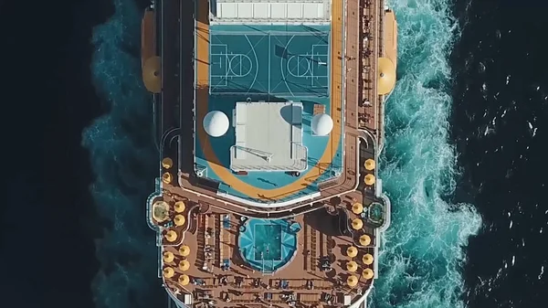 Круизный корабль в гавани. Круизный корабль в синем море. На складе. Вид с воздуха на красивый большой белый корабль на закате. Красочный пейзаж с лодками в бухте Марины, море, красочное небо. Вид сверху с дрона — стоковое фото