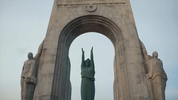 Monumento a heróis de guerra em uma das cidades da Europa. Existências . — Fotografia de Stock