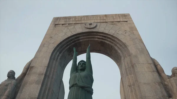 Monumento a heróis de guerra em uma das cidades da Europa. Existências . — Fotografia de Stock